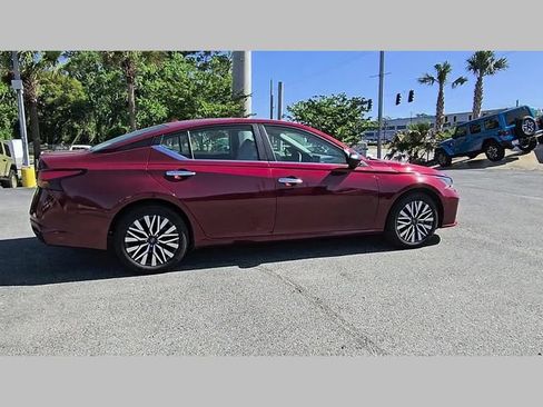 Used 2025 Nissan Altima 2.5 SV FWD image 33