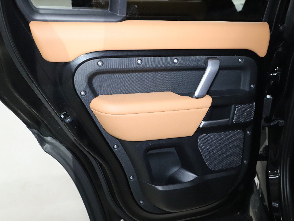 Certified 2024 Land Rover Defender 110 V8 AWD/4WD image 33