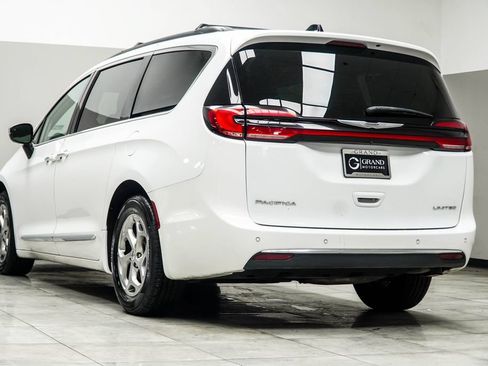 Used 2023 Chrysler Pacifica Limited FWD image 10