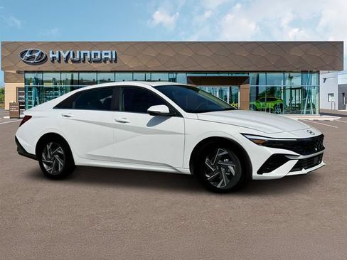 New 2025 Hyundai Elantra Limited FWD image 10