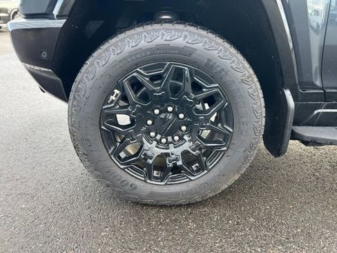 New 2025 GMC Hummer EV 2X w/ LPO, Dark Essentials Package image 6