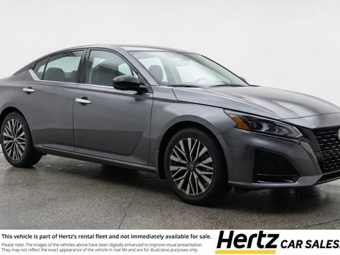 Used 2025 Nissan Altima 2.5 SV image 1