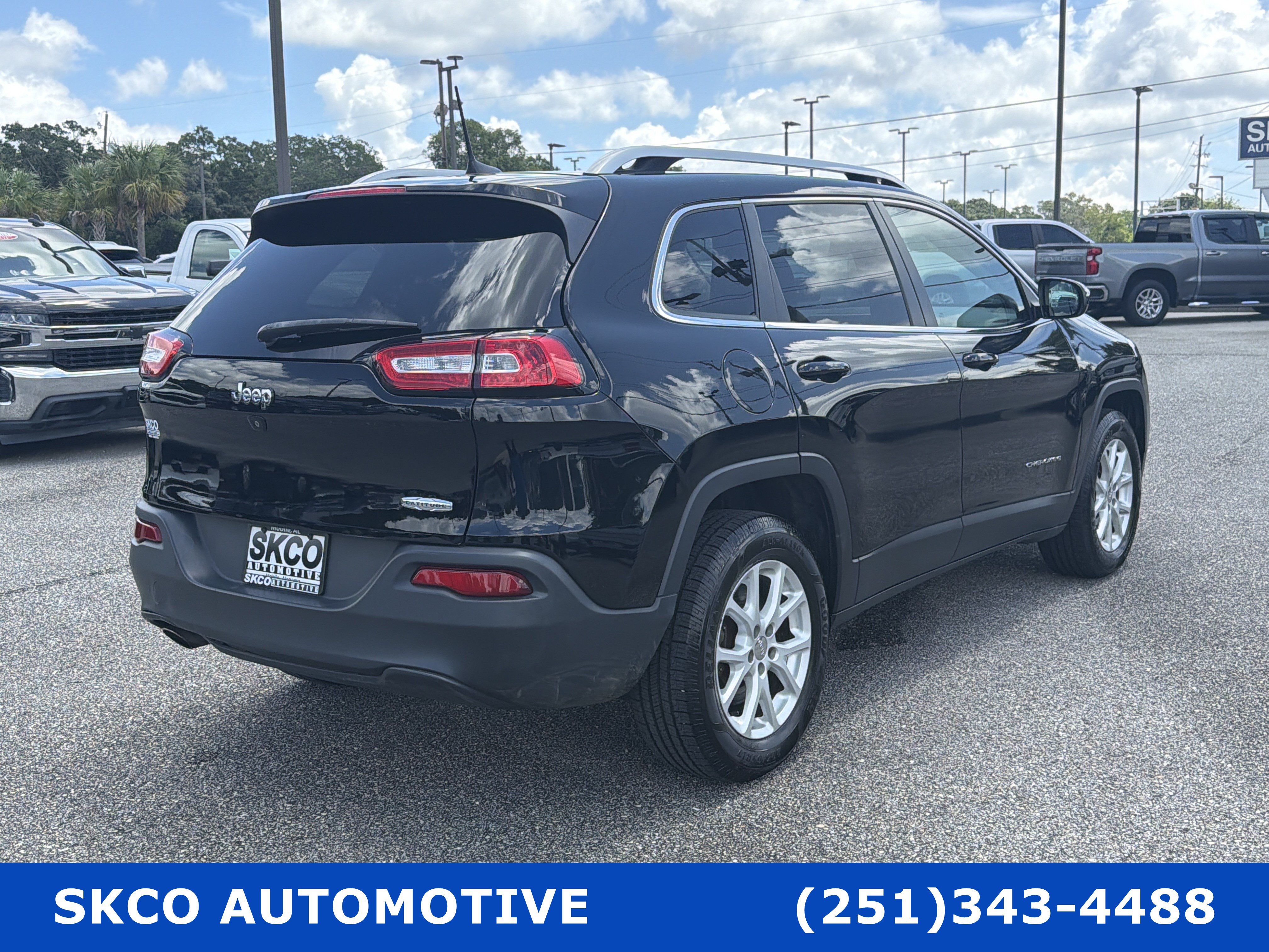 Used 2018 Jeep Cherokee Latitude Plus AWD/4WD image 5
