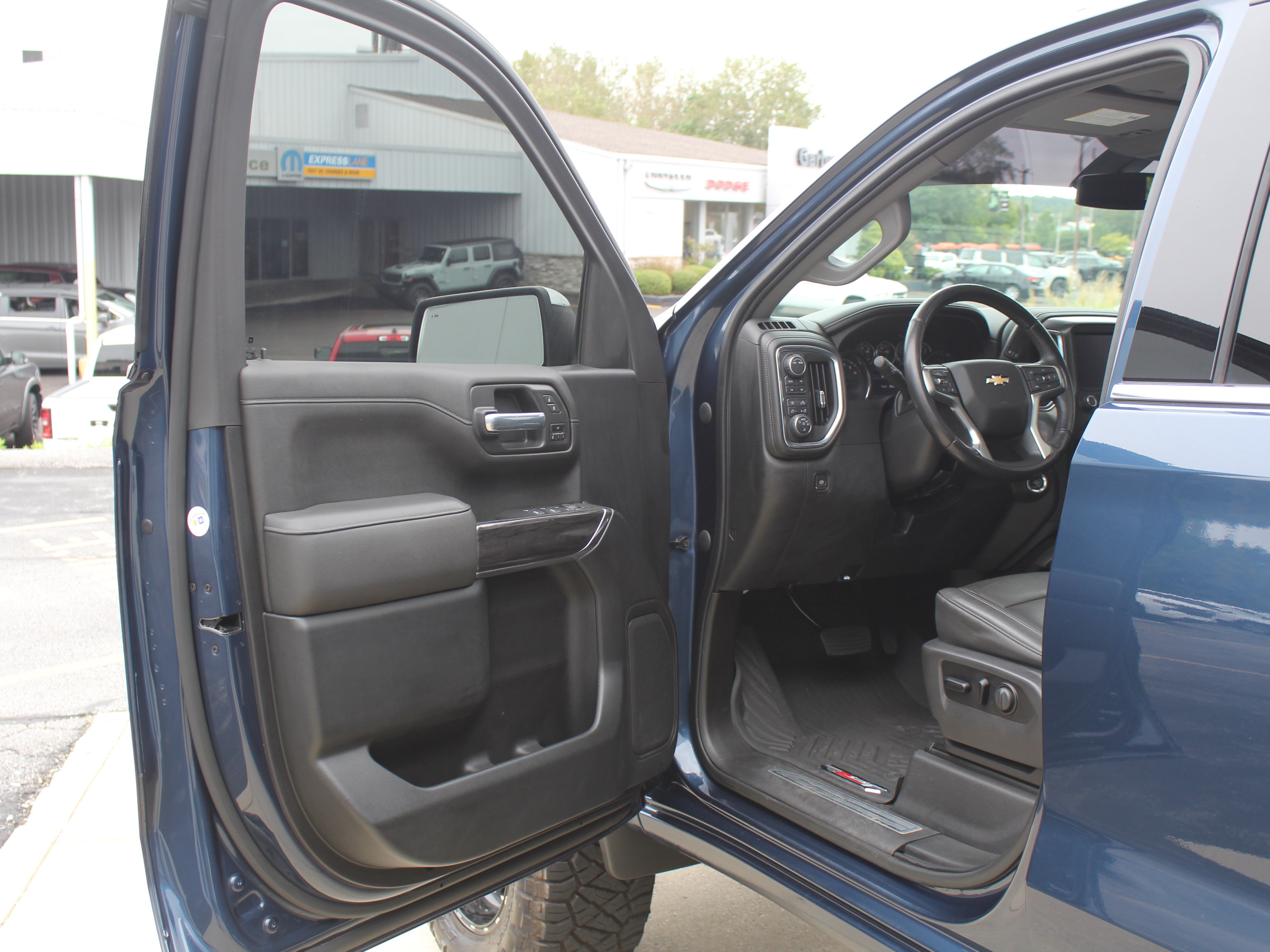 Used 2021 Chevrolet Silverado 1500 LTZ AWD/4WD image 12