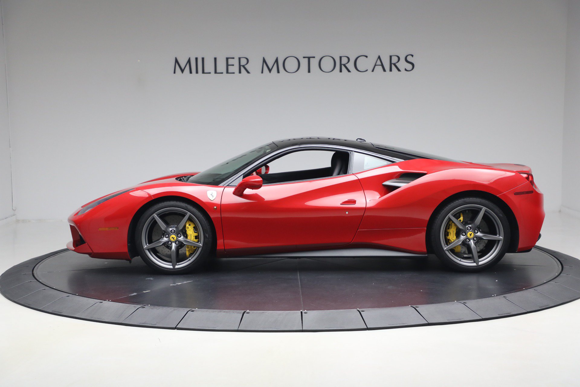 Certified 2018 Ferrari 488 GTB RWD image 3