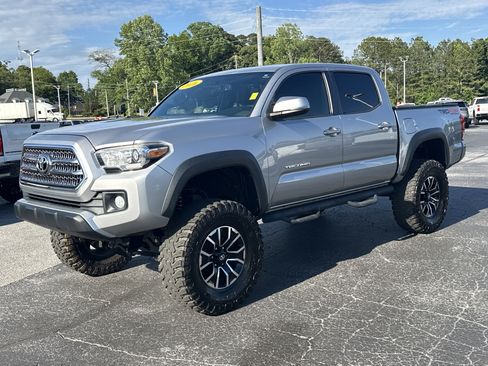 Used 2016 Toyota Tacoma TRD Off-Road w/ Premium & Technology Package AWD/4WD image 3