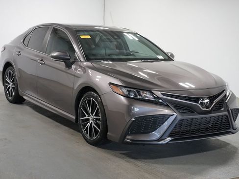 Used 2023 Toyota Camry SE image 3