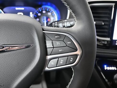 Used 2025 Chrysler Pacifica Select w/ Fav Edition Package image 40