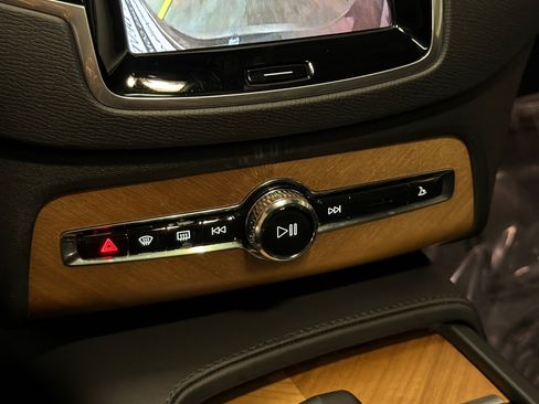 Used 2024 Volvo XC90 B6 Plus AWD/4WD image 20
