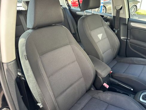 Used 2011 Volkswagen Golf TDI image 40