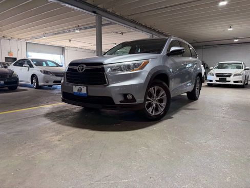Used 2015 Toyota Highlander XLE AWD/4WD image 1