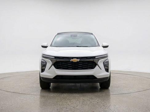 Used 2025 Chevrolet Trax LT w/ LT Convenience Package image 2