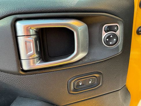 Used 2019 Jeep Wrangler Unlimited Sahara w/ Uconnect 4C Nav & Sound Group AWD/4WD image 17