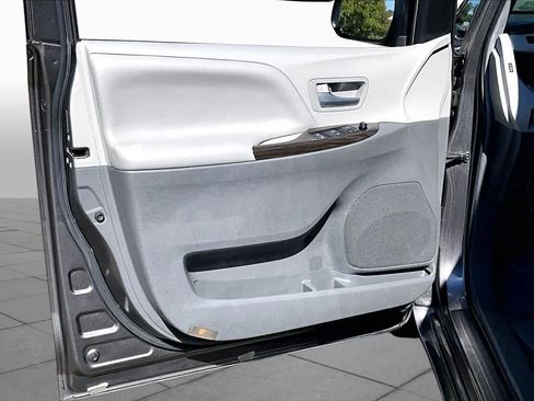 Used 2015 Toyota Sienna XLE Premium AWD/4WD image 21