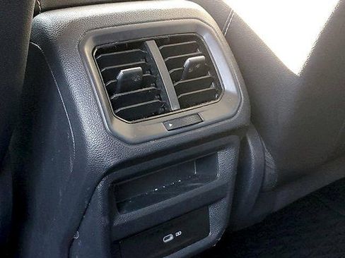 Used 2022 Volkswagen Taos SE image 16