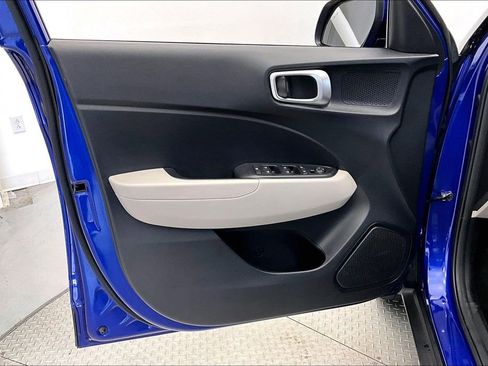 Certified 2023 Hyundai Venue SEL FWD image 18