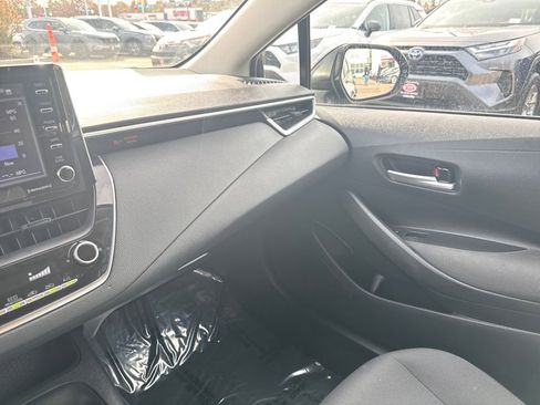 Used 2021 Toyota Corolla LE image 27