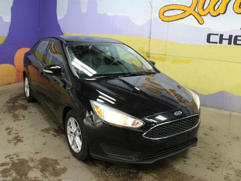 Used 2016 Ford Focus SE FWD image 2
