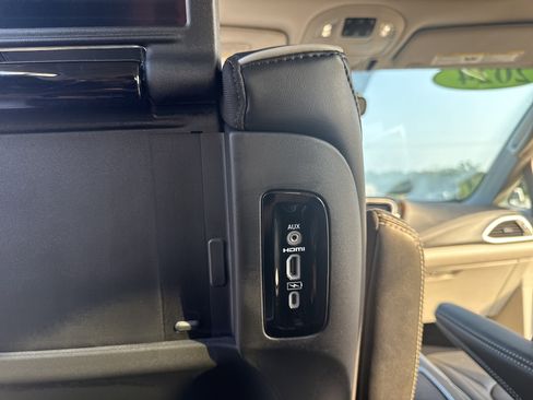 Used 2024 Chrysler Pacifica Limited w/ Uconnect Theater Family Group image 36