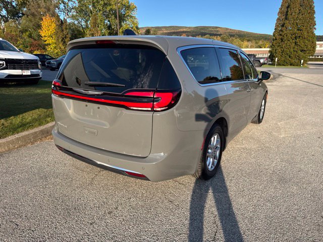 Used 2023 Chrysler Pacifica Touring-L FWD image 15
