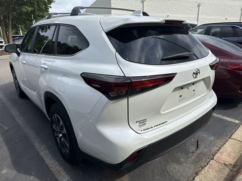 Used 2024 Toyota Highlander XLE FWD image 6