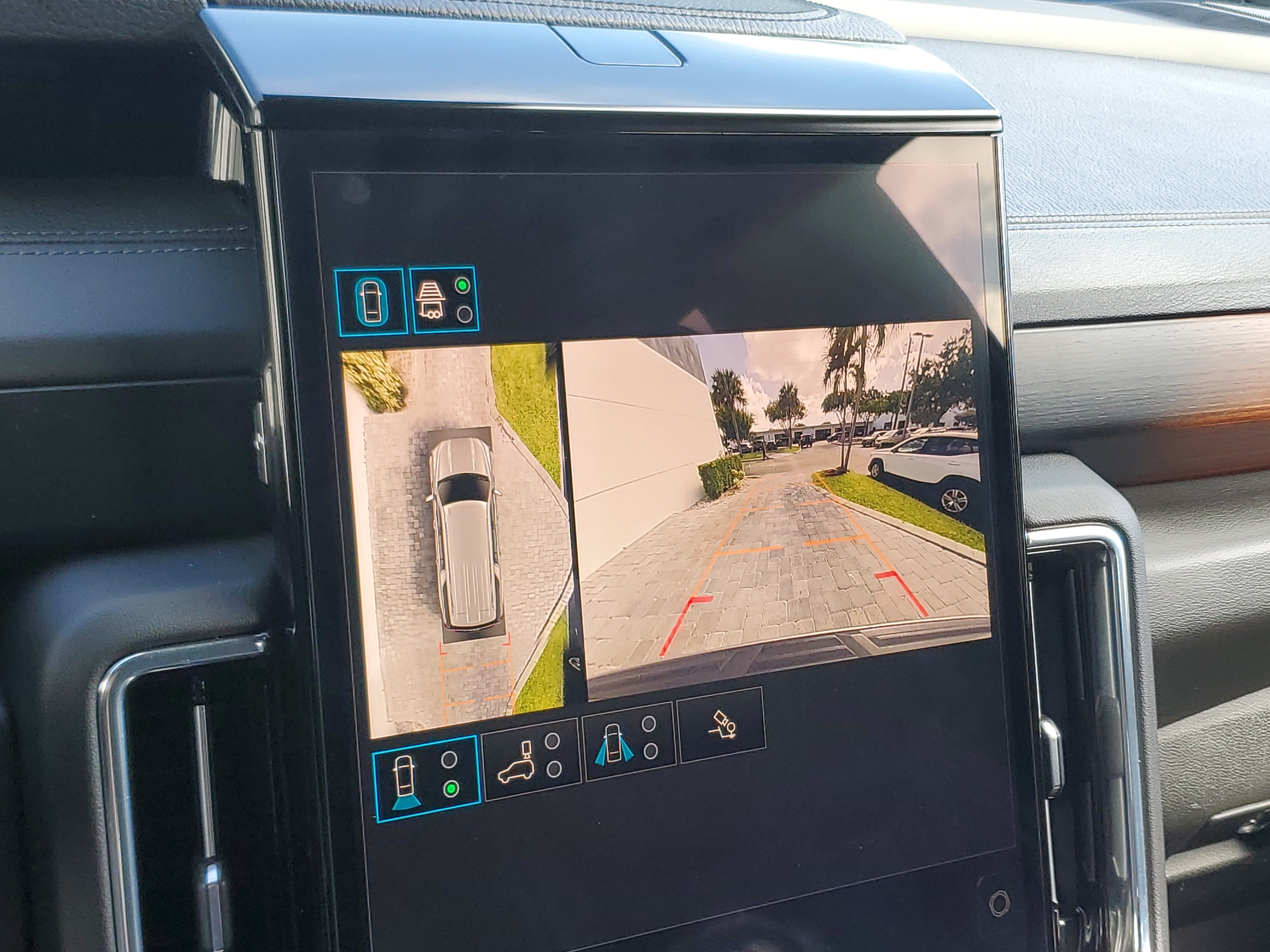 Used 2025 GMC Yukon XL Denali AWD/4WD image 30