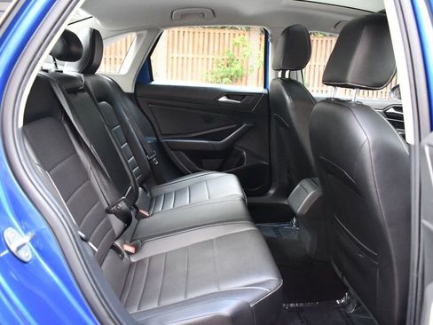 Used 2022 Volkswagen Jetta SE w/ Panoramic Sunroof Package image 32