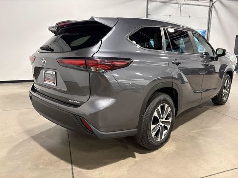 Used 2024 Toyota Highlander XLE AWD/4WD image 3