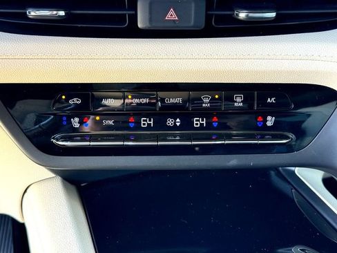 Used 2021 Buick Envision Avenir w/ Technology Package II image 19