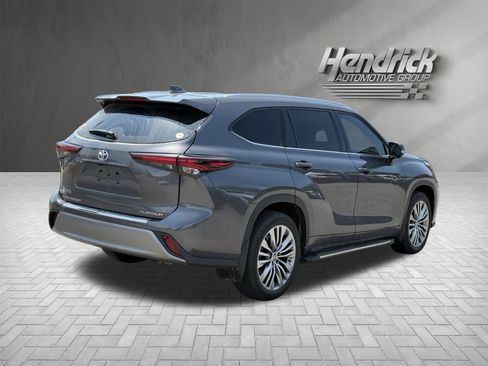 Used 2024 Toyota Highlander Platinum FWD image 9