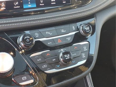 Used 2025 Chrysler Pacifica Limited image 10