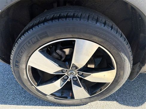 Used 2021 Volvo XC40 T4 Momentum image 17