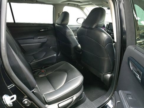 Used 2022 Toyota Highlander XLE AWD/4WD image 18