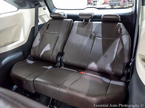 Used 2023 Toyota Sienna Platinum image 17