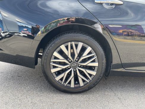 Used 2024 Nissan Altima 2.5 SV FWD image 12