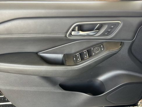 Used 2025 Nissan Rogue Platinum w/ Platinum Premium Package FWD image 3