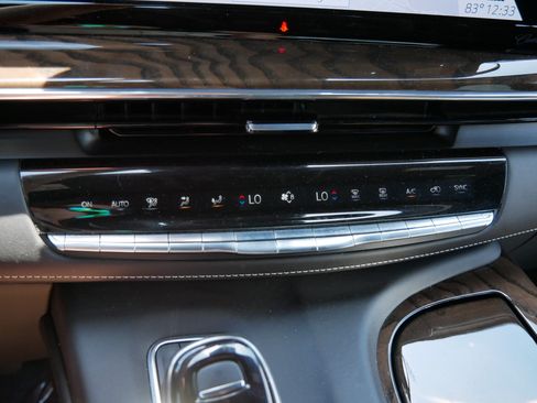 Certified 2024 Cadillac Escalade ESV Premium Luxury Platinum AWD/4WD image 24
