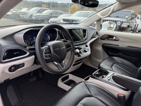 Used 2022 Chrysler Pacifica Touring-L image 17