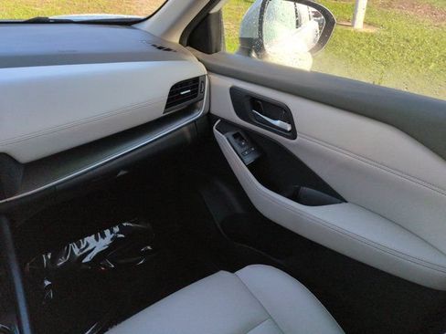 Used 2024 Nissan Rogue SV w/ SV Premium Package FWD image 16