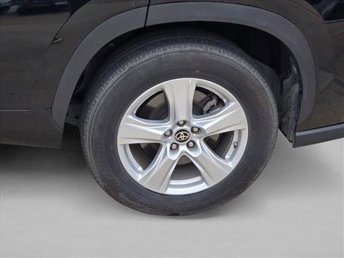 Used 2025 Toyota Highlander LE FWD image 10