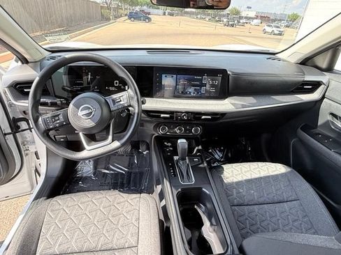 Used 2025 Nissan Kicks SV AWD/4WD image 16