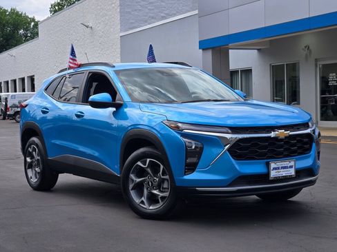 Certified 2025 Chevrolet Trax LT FWD image 3
