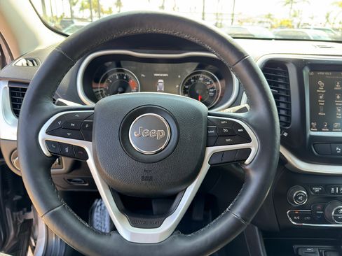 Used 2018 Jeep Cherokee Trailhawk w/ Cold Weather Group AWD/4WD image 11