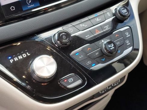 Used 2023 Chrysler Pacifica Touring-L FWD image 32