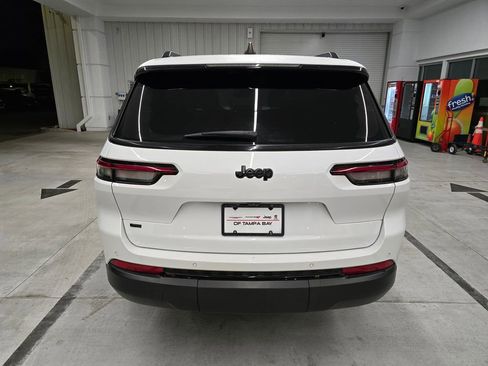 Used 2023 Jeep Grand Cherokee L Laredo image 5