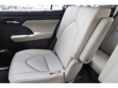 Used 2023 Toyota Highlander XLE image 11