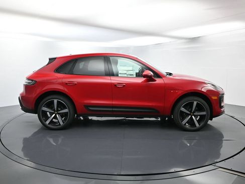 Certified 2025 Porsche Macan AWD/4WD image 16