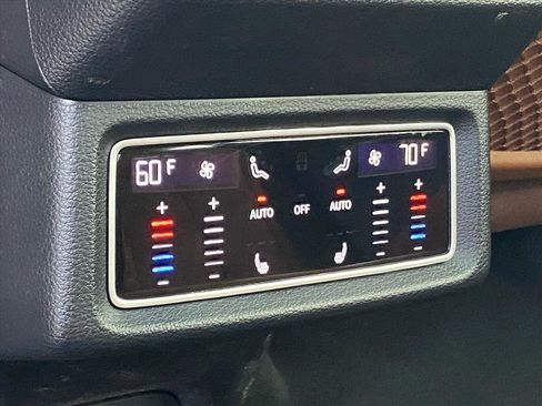 Used 2023 Audi e-tron Premium Plus w/ Premium Plus Package image 22