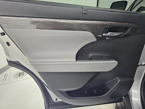 Used 2024 Toyota Highlander Limited image 32