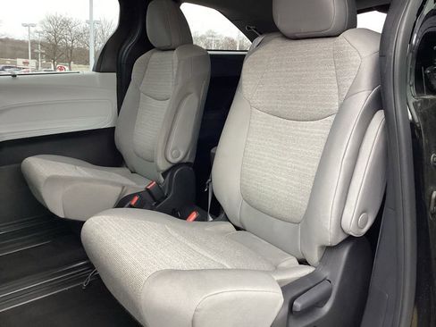 Used 2025 Toyota Sienna LE image 11